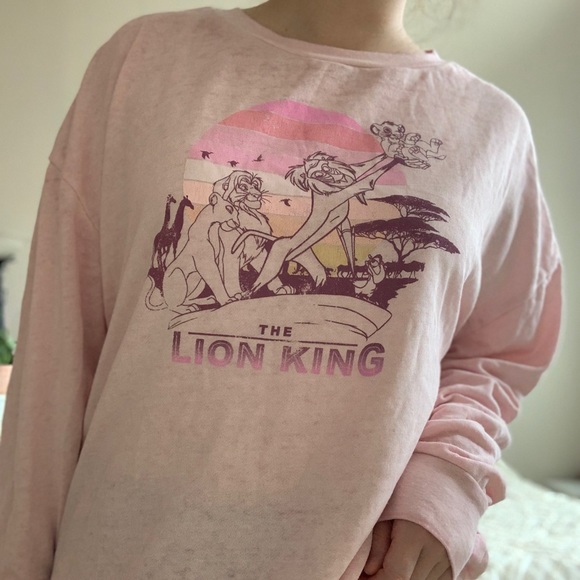 💐 2 for $20!! 💐 Lion King Graphic long sleeve - Picture 4 of 5
